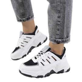 Fehér tornacipő kivágásokkal a Hecktől fekete Fehér tornacipő kivágásokkal a Hecktől fekete