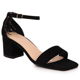 Fekete szandál a Vinceza W JAN107A poszton