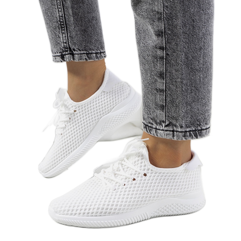 Az Amine fehér sportcipői