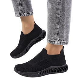 Neda fekete tornacipője