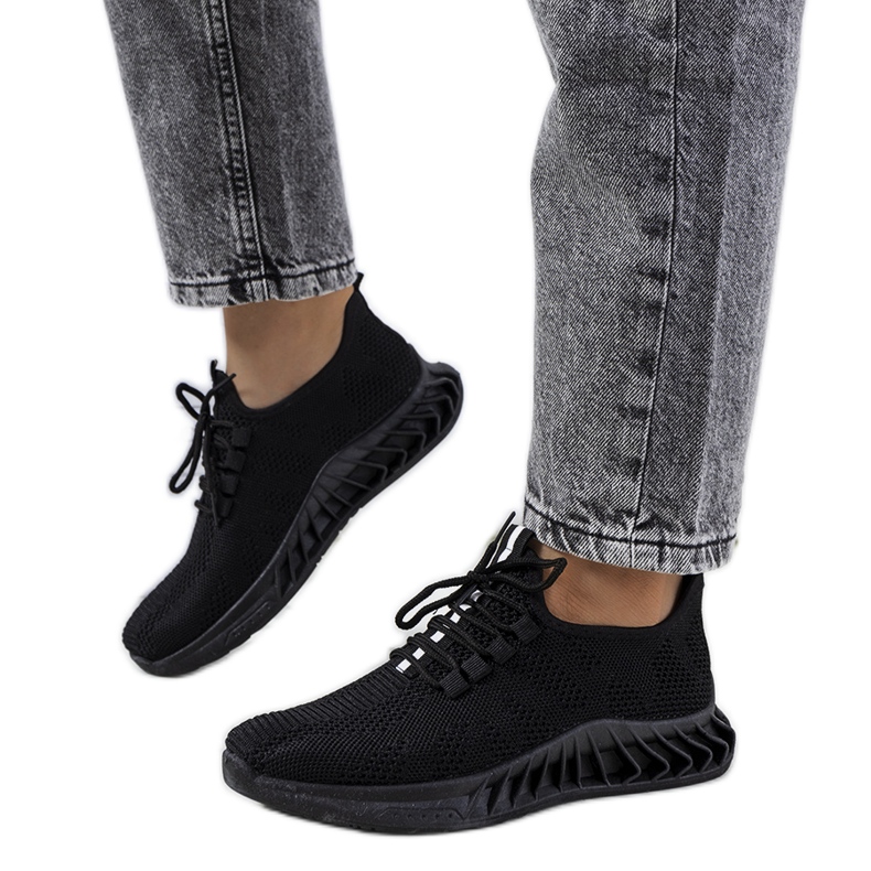 Ötletes fekete tornacipő