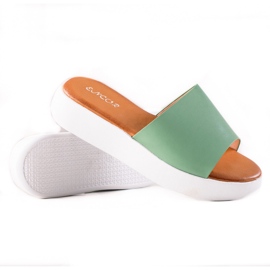 Encor Zöld papucsok az emelvényen Encor Zöld papucsok az emelvényen