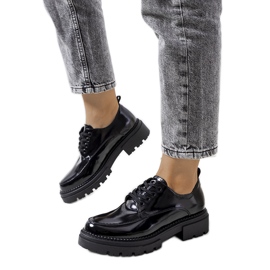 Fekete cipő traktortalpon a Markustól