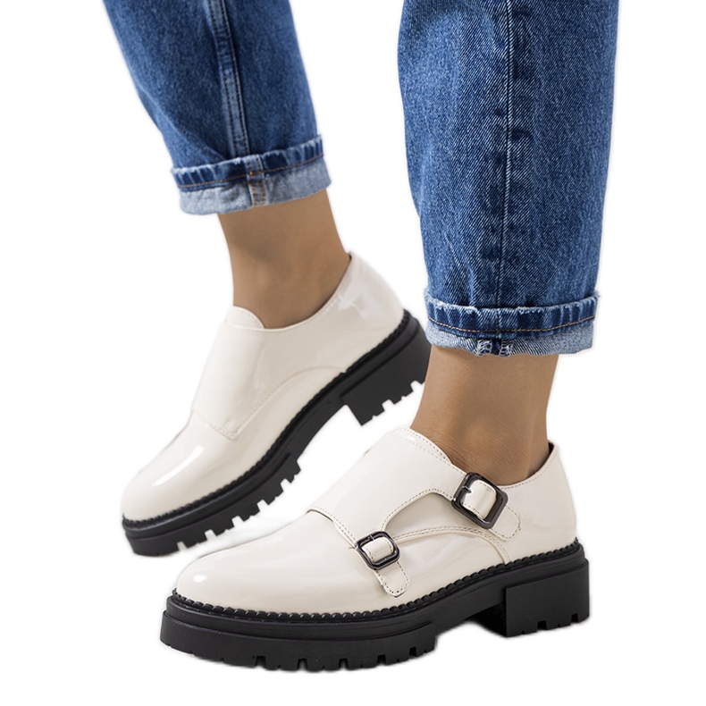 Bézsre lakkozott Valks cipő