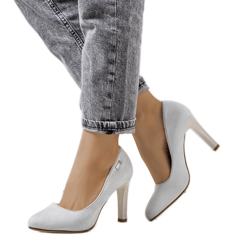 Szürke pumpák egy Blair tűsarkún