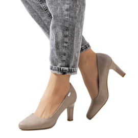 Bézs színű pumpák egy Giessen-sarkon