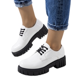 A márka fehér lakkozott cipői Eileen