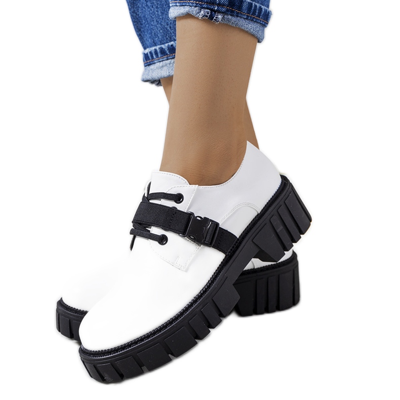 Fehér cipő a traktor talpán Marike