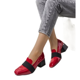 Piros lakkozott cipő Tammy posztján