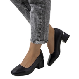 Fekete pumpák a Hanae oszlopon Fekete pumpák a Hanae oszlopon