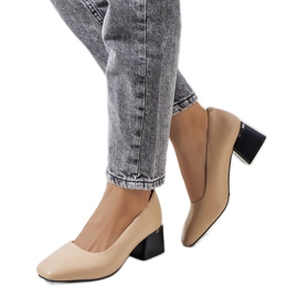 Bőr bézs pumpák a Vasila poszton