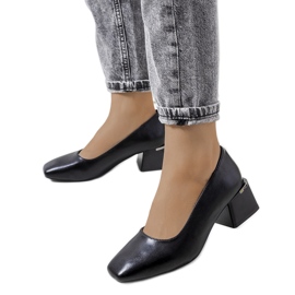 Fekete bőrpumpák a Vasila poszton