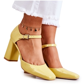 PG1 Divatos lakkozott szivattyúk egy sárga maoris bárban PG1 Divatos lakkozott szivattyúk egy sárga maoris bárban