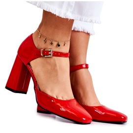 PG1 Divatos lakkozott szivattyúk egy vörös maoris bárban piros