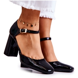 PG1 Divatos lakkozott szivattyúk egy fekete maoris bárban