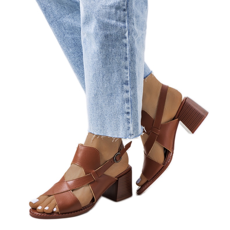 Barna bőr szandál a Destina poszton