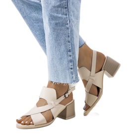 Bézs bőr szandál a Destina postán Bézs bőr szandál a Destina postán