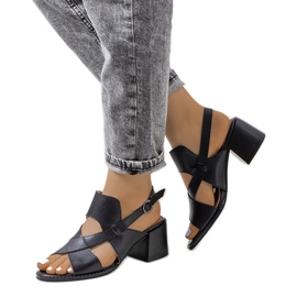 Fekete bőr szandál a Destina poszton Fekete bőr szandál a Destina poszton