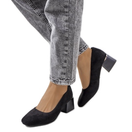 Fekete pumpák a Bloor oszlopon Fekete pumpák a Bloor oszlopon