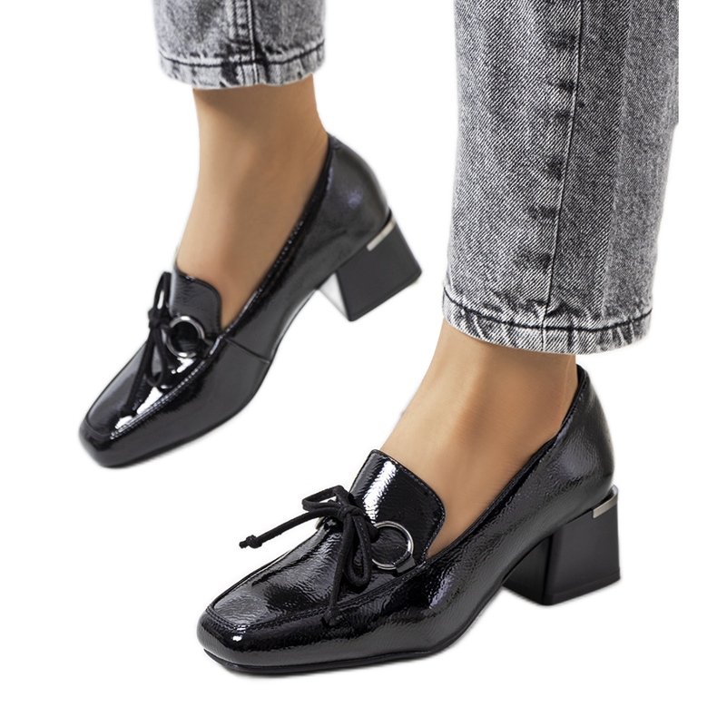 Fekete lakkozott magassarkú cipő Monisha márka