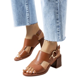 Barna szandál a Lamia poszton