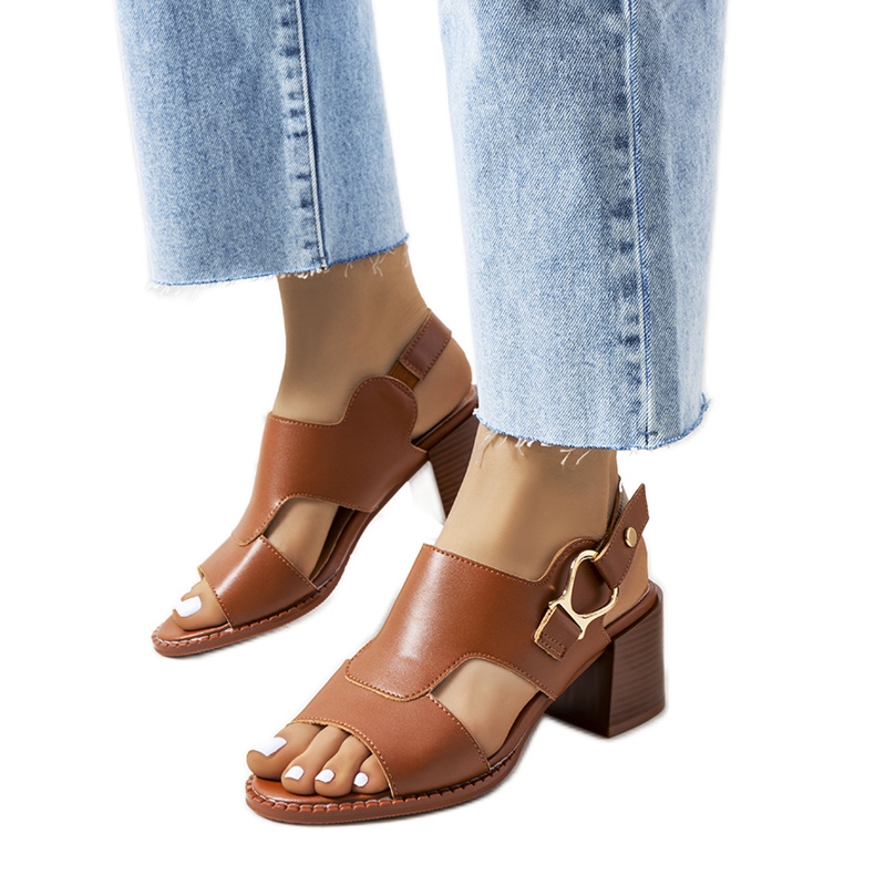 Barna szandál a Lamia poszton