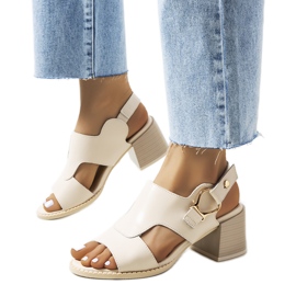 Bézs szandál a Lamia poszton