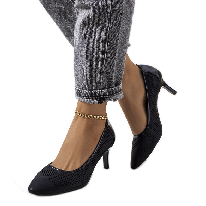 Fekete áttört pumpák Carling tűsarkún