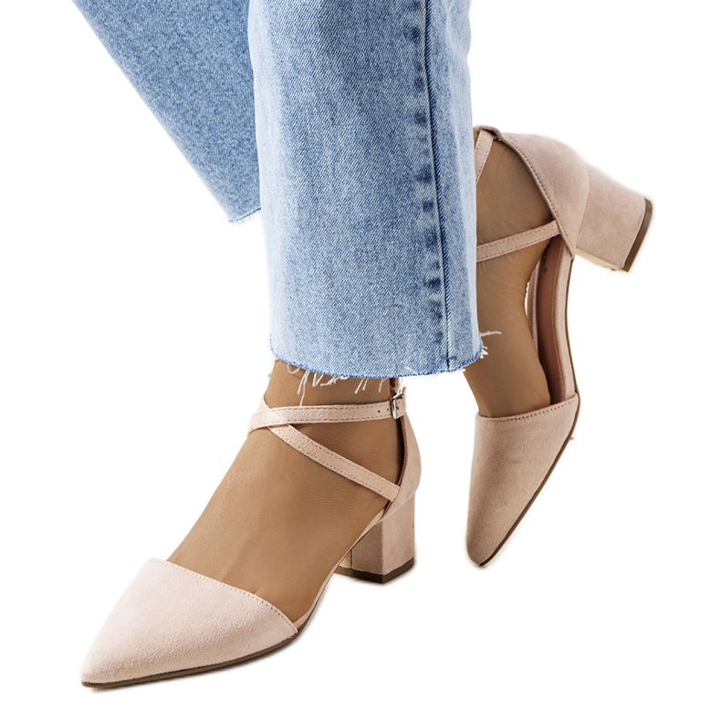 Bézs színű pumpák a Hyde-i poszton