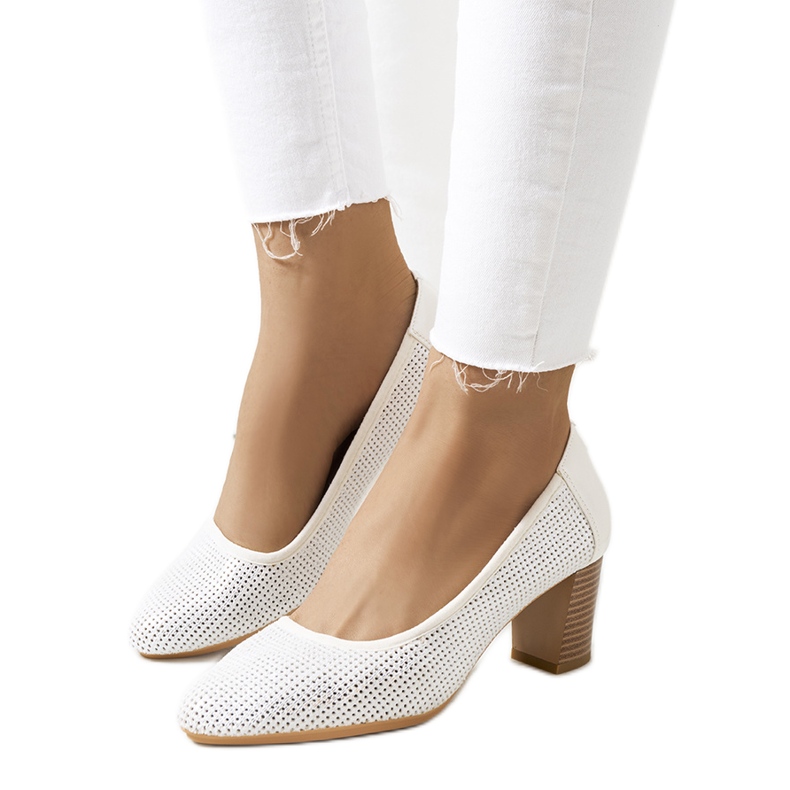 Pelders fehér áttört szivattyúk ezüst