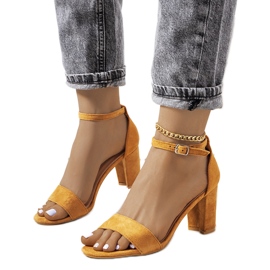 Barna szandál a Karella poszton sokszínű