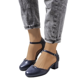 Sötétkék pumpák egy alacsony oszlopon Lyndentől