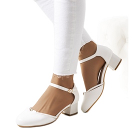 Fehér szivattyúk egy alacsony oszlopon Lyndentől Fehér szivattyúk egy alacsony oszlopon Lyndentől