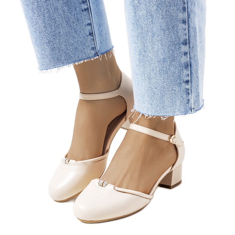 Bézs színű szivattyúk egy alacsony Lynden oszlopon