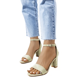 Zöld szandál egy Karella poszton Zöld szandál egy Karella poszton