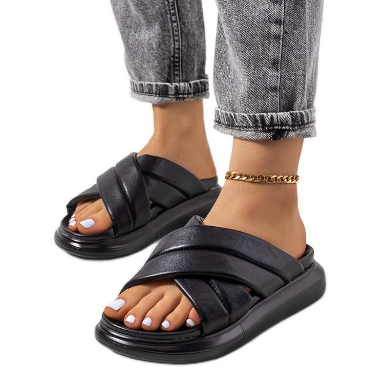 Fekete papucs az Allport platformon