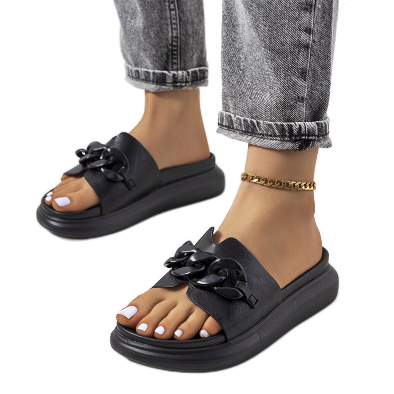 Fekete papucs Levy lánccal