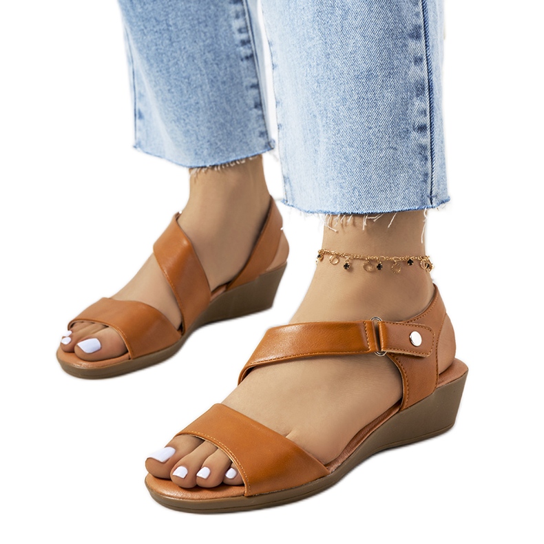 A márka barna ékszandáljai Souttar