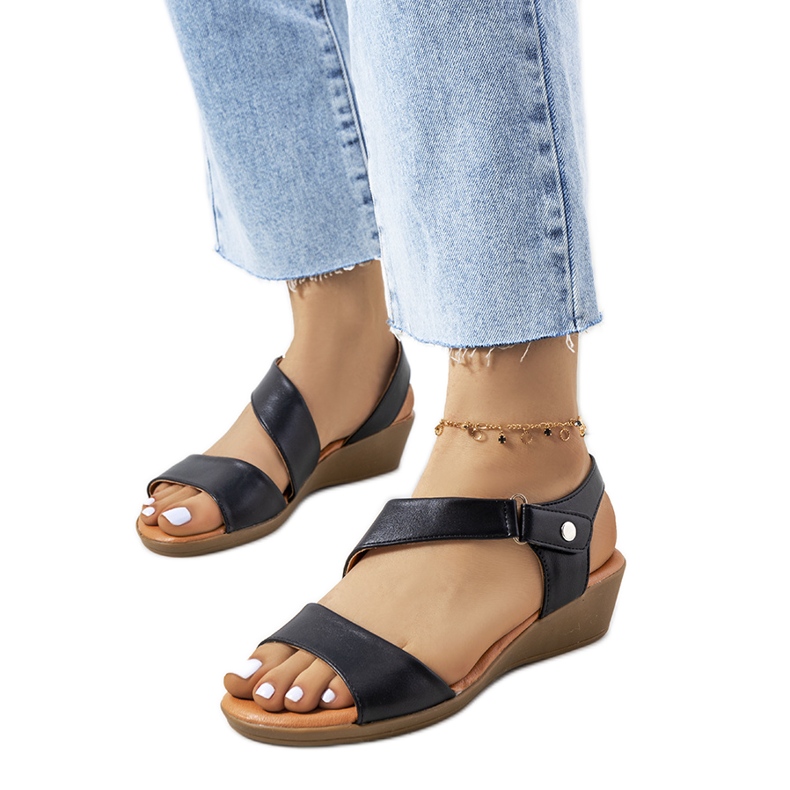 A márka fekete ékszandálja Souttar