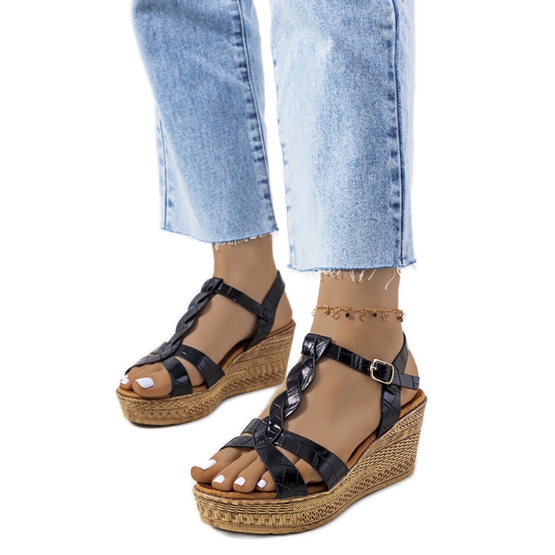 A márka fekete ékszandálja Dalziel