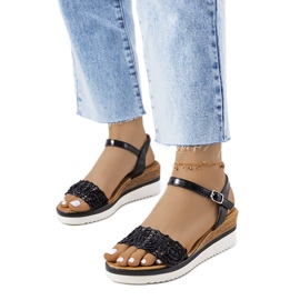 Fekete szandál dekoratív Kirk pánttal