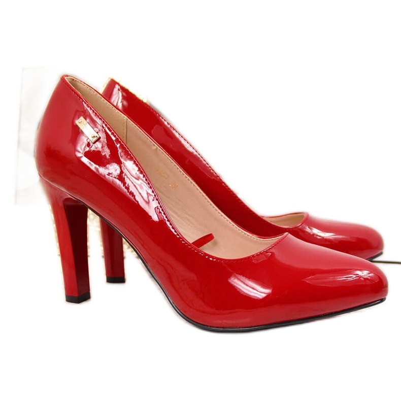 Piros szivattyúk lakkozva a Sergio Leone poszton