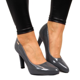 Szivattyúk lakkozva egy szürke Sergio Leone oszlopra