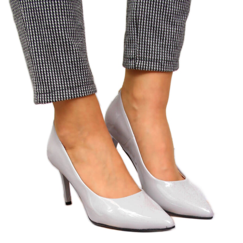 Pumpák egy szürke Juma lakkozott sarkon