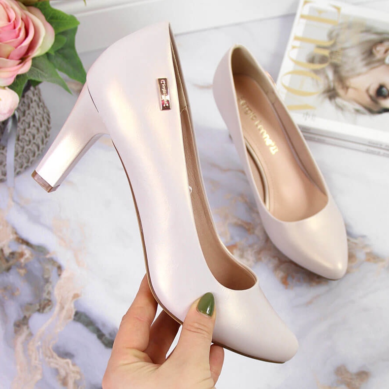 Szivattyúk egy gyöngyházas Sergio Leone poszton bézs