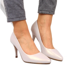 Pumpák egy bézs színű gyöngy Sergio Leone tűsarkún Pumpák egy bézs színű gyöngy Sergio Leone tűsarkún