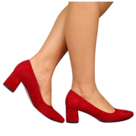 Pumpák egy piros Juma velúr oszlopon