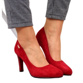 Pumpák egy piros Sergio Leone velúr oszlopon Pumpák egy piros Sergio Leone velúr oszlopon