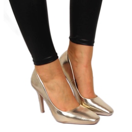 Pumpák egy arany Seastar sarkon aranysárga