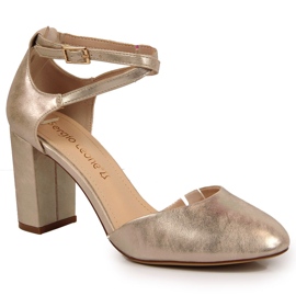 Női szandál az aranyoszlopon, Sergio Leone aranysárga